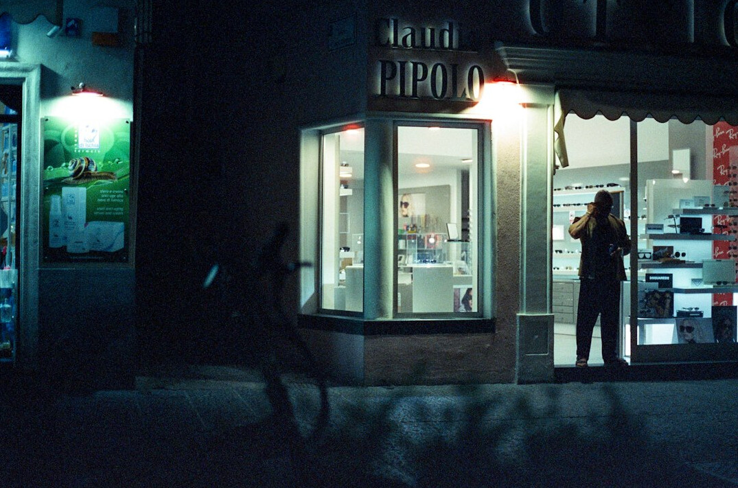store detective observing