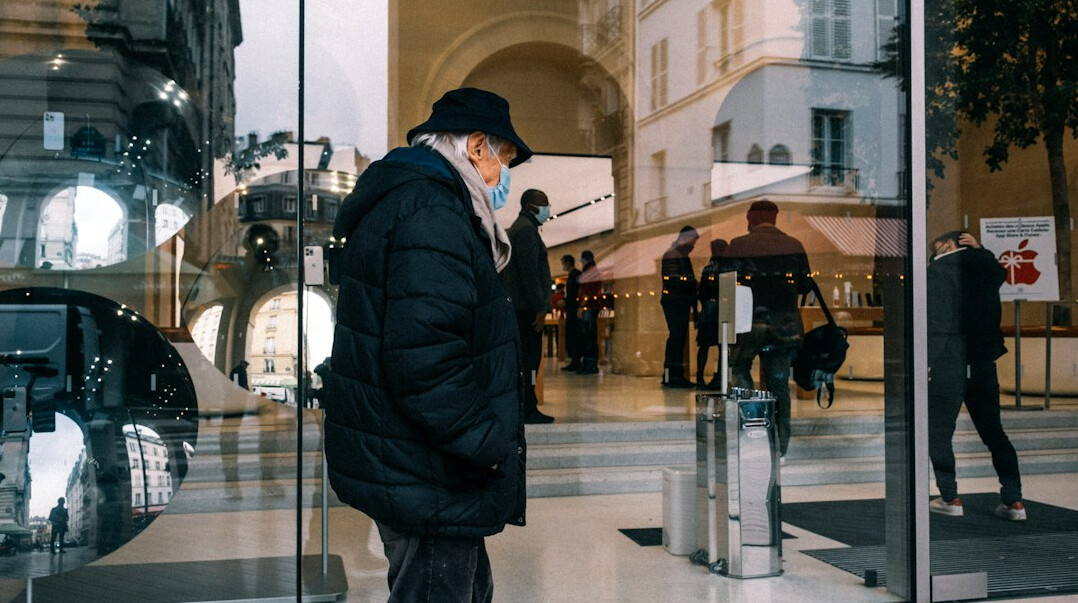 store security guard monitoring